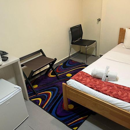 Single Sharing Room And Short Hours Stay At Sandpiper Hotel سنغافورة المظهر الخارجي الصورة
