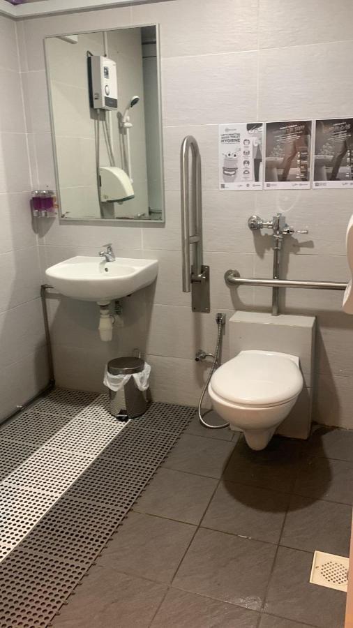 Single Sharing Room And Short Hours Stay At Sandpiper Hotel سنغافورة المظهر الخارجي الصورة